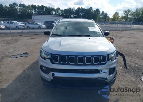 2025 Jeep Compass Latitude 4X4 z USA, uszkodzony, nr VIN 3C4NJDBN3ST600813